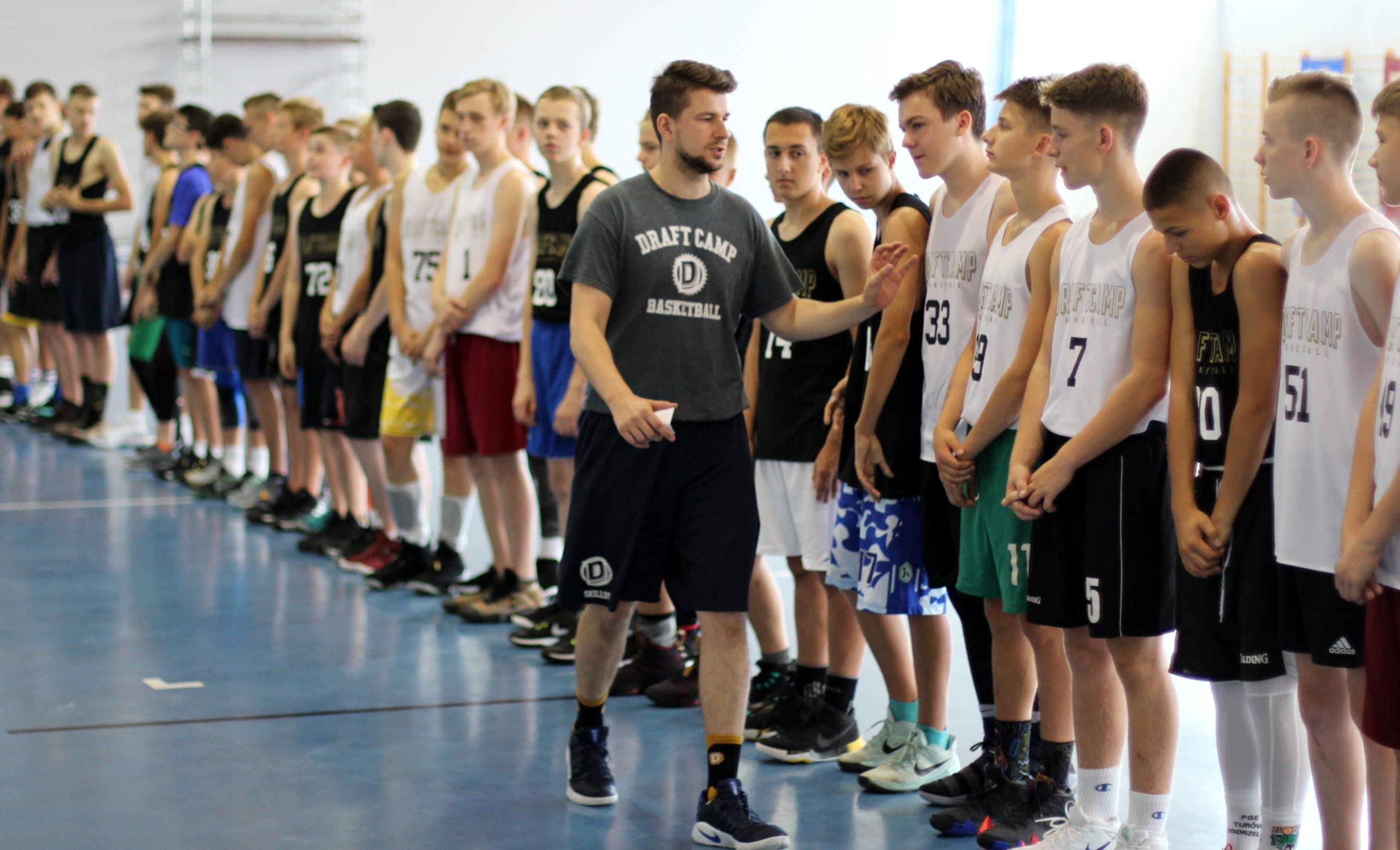 Trener i zawodnicy Draft Camp